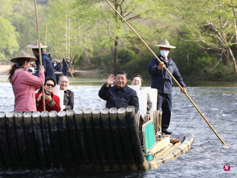 中共总书记习近平(右三)以及妻子彭丽媛,前天乘坐竹筏沿着福建省南平市九曲溪漂流而下,察看当地生态环境保护情况。(新华社) 中共总书记习近平(右三)以及妻子彭丽媛,前天乘坐竹筏沿着福建省南平市九曲溪漂流而下,察看当地生态环境保护情况。(新华社)