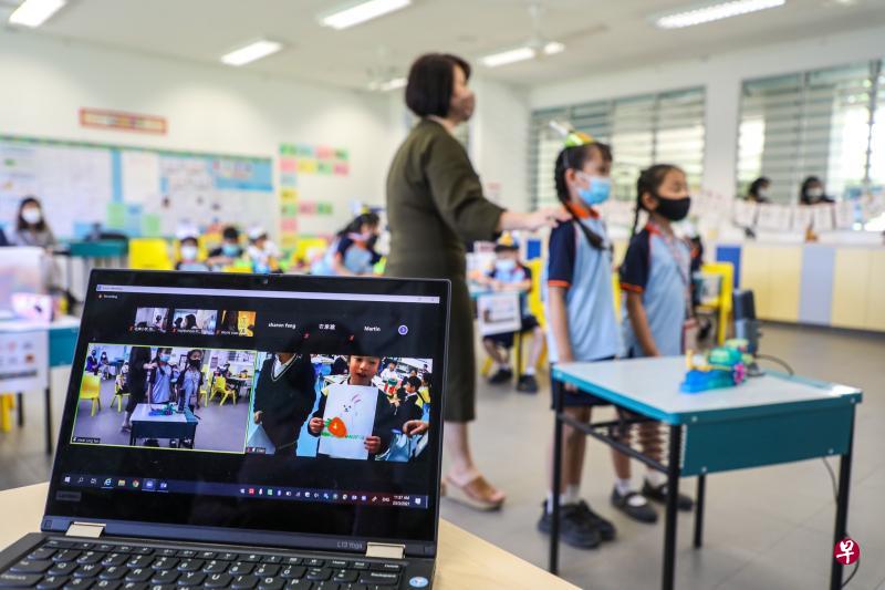 北岸小学小一生在华文教师陈慧玲(左)的协助下,尝试与福建厦门的华锐莱普顿学校学生,通过视讯呈现各自的时钟作品。(严宣融摄) 北岸小学小一生在华文教师陈慧玲(左)的协助下,尝试与福建厦门的华锐莱普顿学校学生,通过视讯呈现各自的时钟作品。(严宣融摄)