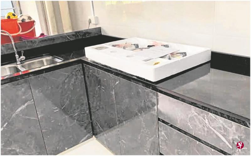 女顾客指装修公司负责人以身体不适为由未到场付款,反而要她垫付花岗石台面的1100元材料费。(受访者提供) 女顾客指装修公司负责人以身体不适为由未到场付款,反而要她垫付花岗石台面的1100元材料费。(受访者提供)