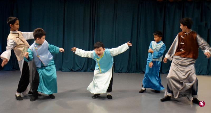 陈曦凯(左起)、马洪远、陈卓耀、陈家乐、林杰勇一众小演员将亮相表演《学叫唤》。 (主办单位提供) 陈曦凯(左起)、马洪远、陈卓耀、陈家乐、林杰勇一众小演员将亮相表演《学叫唤》。 (主办单位提供)