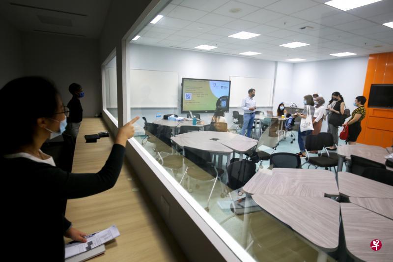教育学习科学研究中心内设互动教室,并使用双面镜与外面隔开,研究员可从外观摩内部情况。(何家俊摄) 教育学习科学研究中心内设互动教室,并使用双面镜与外面隔开,研究员可从外观摩内部情况。(何家俊摄)