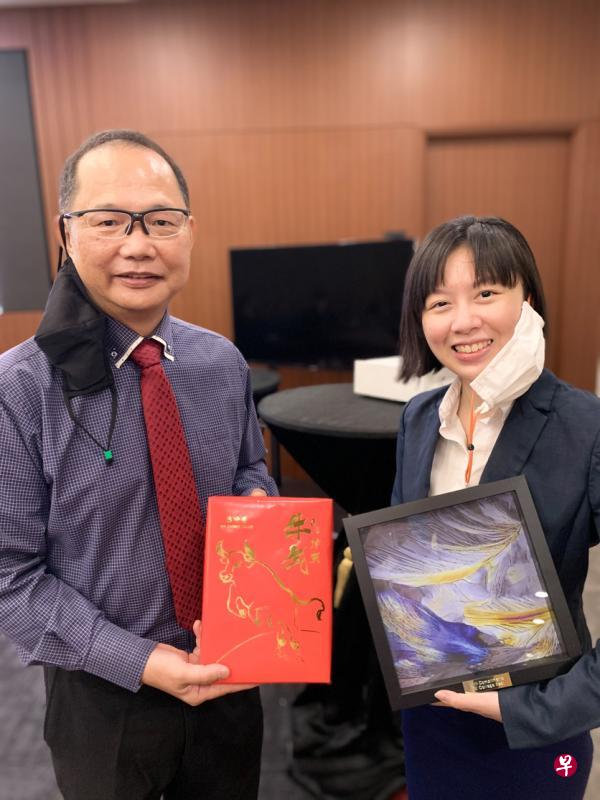 白芸宁(右)在2019年毕业于新加坡科技大学的科技创业直通课程,主修工程系统与设计,接着直通硕士学位。(受访者提供) 白芸宁(右)在2019年毕业于新加坡科技大学的科技创业直通课程,主修工程系统与设计,接着直通硕士学位。(受访者提供)