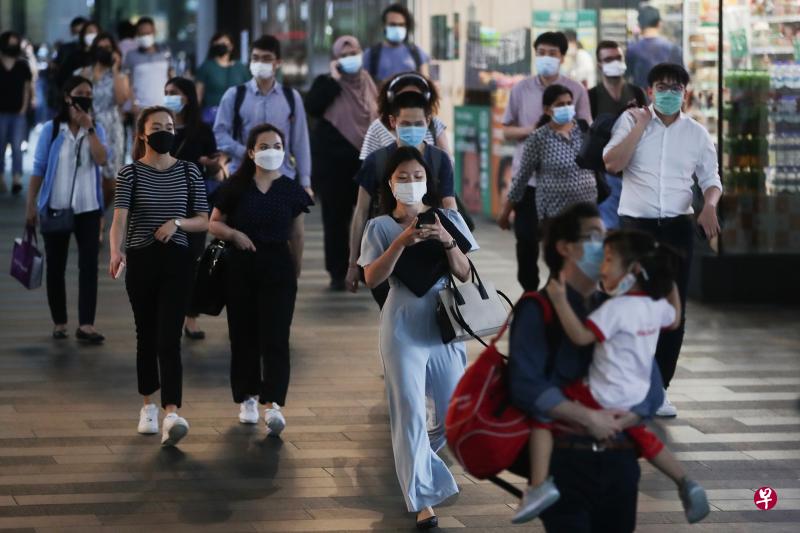 人力部呼吁雇主允许员工在非尖峰时段通勤,避免公司的共用空间、公共场所或公交上出现人潮聚集。(蔡家增摄) 人力部呼吁雇主允许员工在非尖峰时段通勤,避免公司的共用空间、公共场所或公交上出现人潮聚集。(蔡家增摄)