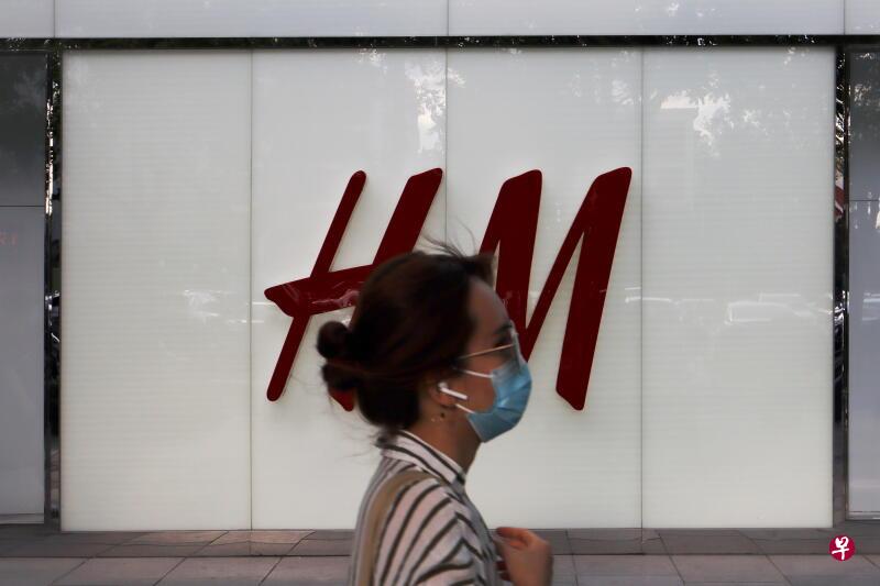 H&M因“抵制新疆棉”事件在中国激起抵制浪潮,H&M中国发布声明,称一如既往地尊重中国消费者,致力于在中国的长期投入与发展。图为H&M在北京的一家门店。(路透社) H&M因“抵制新疆棉”事件在中国激起抵制浪潮,H&M中国发布声明,称一如既往地尊重中国消费者,致力于在中国的长期投入与发展。图为H&M在北京的一家门店。(路透社)