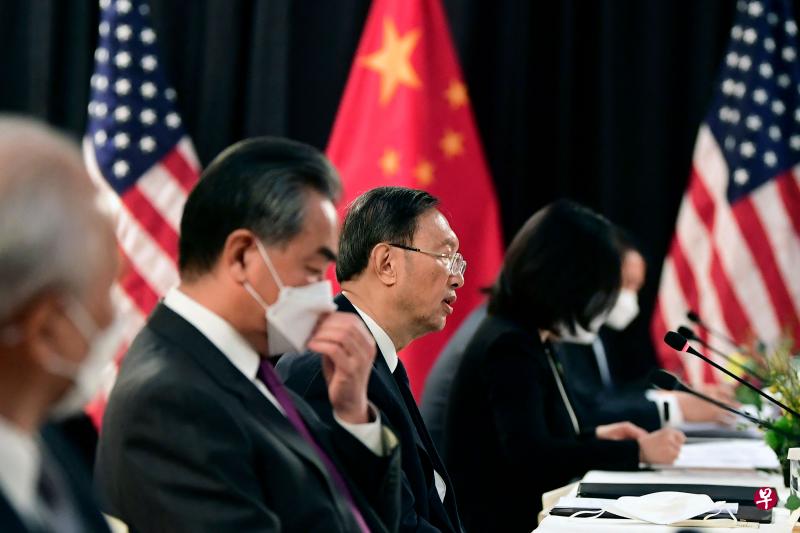 中共中央政治局委员、中央外事工作委员会办公室主任杨洁篪(中)、国务委员兼外长王毅(左二)在中美高层战略对话开场白中阐明中方有关立场。(法新社) 中共中央政治局委员、中央外事工作委员会办公室主任杨洁篪(中)、国务委员兼外长王毅(左二)在中美高层战略对话开场白中阐明中方有关立场。(法新社)