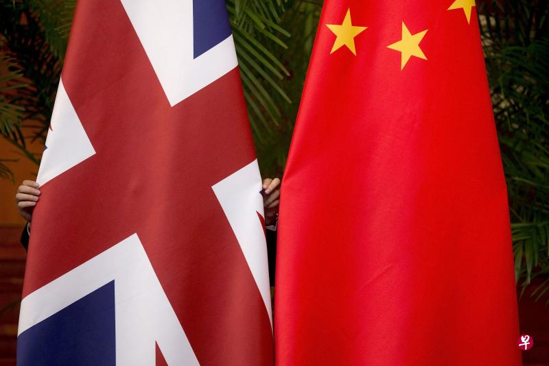 中国外交部今天宣布对英国九名人员和四个实体实施制裁。图为工作人员2015年在第七次中英经济财金对话现场调整中英两国旗帜的位置。（路透社）