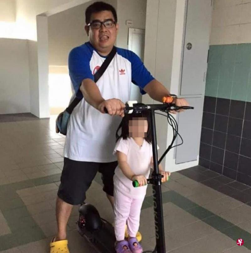 死者张西蒙和8岁女儿的合照。(取自网络) 死者张西蒙和8岁女儿的合照。(取自网络)