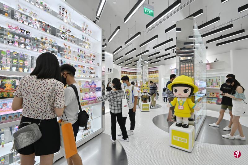 位于福南商场的Pop Mart专卖店，吸引许多潮玩家前来选购。