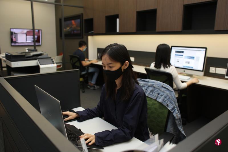 随着本地疫情稳定,政府决定进一步放宽工作场所的人数限制,任何时候回返工作场所办公的员工人数顶限将从50%调高至75%。图为室内设计与装修公司WEDA的办公室。(李健玮摄) 随着本地疫情稳定,政府决定进一步放宽工作场所的人数限制,任何时候回返工作场所办公的员工人数顶限将从50%调高至75%。图为室内设计与装修公司WEDA的办公室。(李健玮摄)