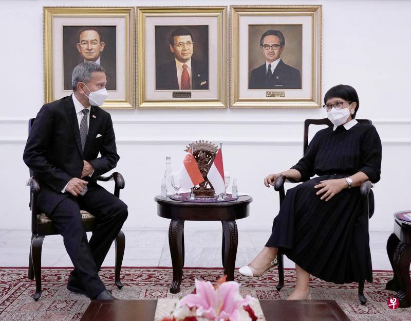 我国外交部长维文医生(左)昨天与印尼外长雷特诺举行了约一小时的会晤,为预计今年可恢复举行的新印非正式领导人峰会进行讨论。(路透社) 我国外交部长维文医生(左)昨天与印尼外长雷特诺举行了约一小时的会晤,为预计今年可恢复举行的新印非正式领导人峰会进行讨论。(路透社)