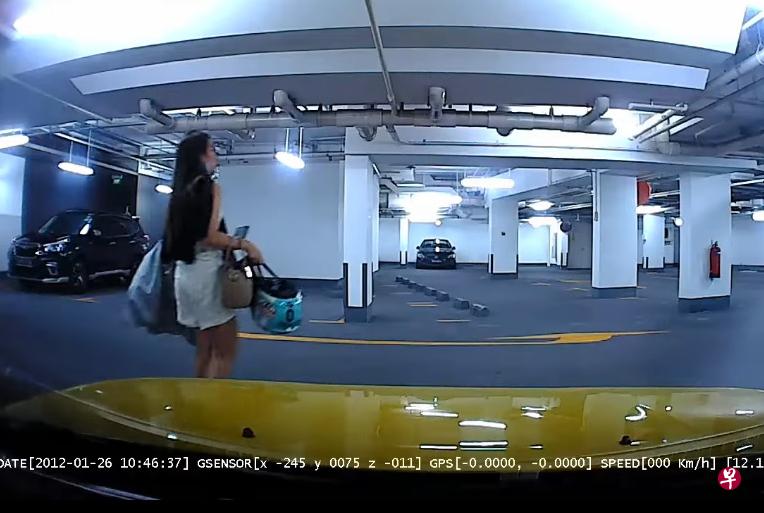 长发女被拍下拿走别人的头盔。(档案照) 长发女被拍下拿走别人的头盔。(档案照)