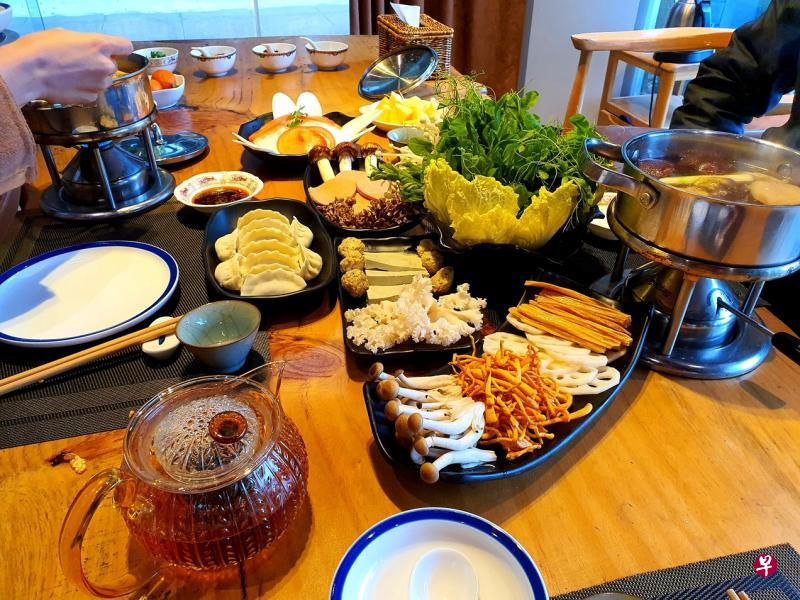 素食村提供价格大众化的素火锅餐。(王纬温摄) 素食村提供价格大众化的素火锅餐。(王纬温摄)