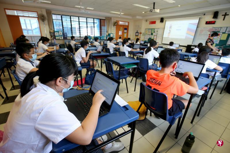 圣希尔达小学今年有近60名小五小六生报名参赛,负责教师鼓励同学们大胆尝试,从中体会华文华语的有趣之处。(邬福梁摄) 圣希尔达小学今年有近60名小五小六生报名参赛,负责教师鼓励同学们大胆尝试,从中体会华文华语的有趣之处。(邬福梁摄)