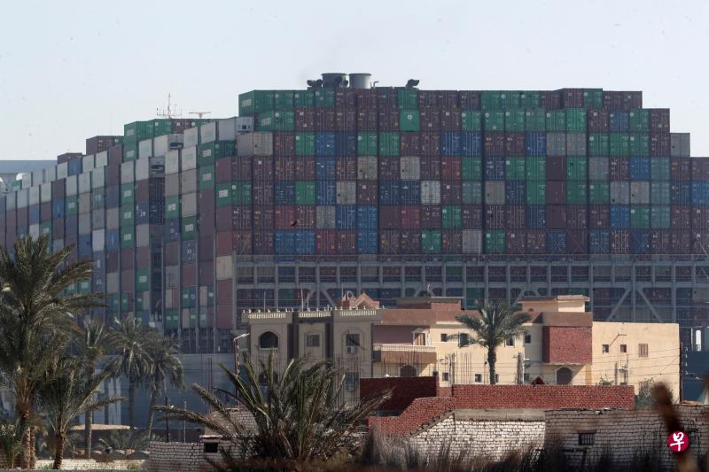 满载集装箱的长赐号搁浅在苏伊士运河上,就近可以清楚看到这艘货轮的庞大。消息人士说,如果周六让货轮浮起的尝试失败,他们星期天早上将再试一次。(路透社) 满载集装箱的长赐号搁浅在苏伊士运河上,就近可以清楚看到这艘货轮的庞大。消息人士说,如果周六让货轮浮起的尝试失败,他们星期天早上将再试一次。(路透社)