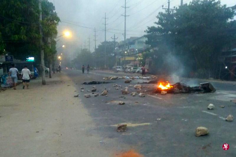 随着缅甸军方对当地民族武装团体控制的地区进行空袭,缅甸东南部克伦邦约3000名村民于周日逃往泰国。(法新社) 随着缅甸军方对当地民族武装团体控制的地区进行空袭,缅甸东南部克伦邦约3000名村民于周日逃往泰国。(法新社)