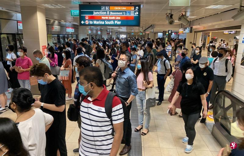 南北地铁线今早出现信号故障,部分站点之间的地铁服务一度延误至少45分钟。图为8时20分,乘客在碧山地铁站候车。(海峡时报) 南北地铁线今早出现信号故障,部分站点之间的地铁服务一度延误至少45分钟。图为8时20分,乘客在碧山地铁站候车。(海峡时报)