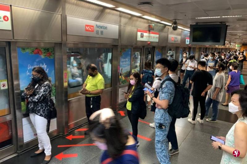 今早7时34分在纽顿地铁站候车的乘客。(海峡时报) 今早7时34分在纽顿地铁站候车的乘客。(海峡时报)