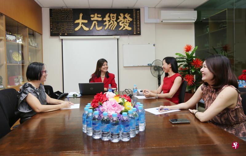 潮州八邑会馆新成立的“潮女组”,由主任张思丽(左二)带领组委陈丹轲(左起)、黄莉卿博士和副主任陈怡晖,为女会员搭建发挥作用的平台。(庄耿闻摄) 潮州八邑会馆新成立的“潮女组”,由主任张思丽(左二)带领组委陈丹轲(左起)、黄莉卿博士和副主任陈怡晖,为女会员搭建发挥作用的平台。(庄耿闻摄)