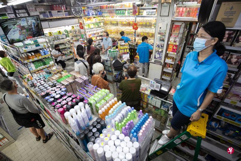 为了防小偷,泰兴和参茸药行每天会有店员轮流爬上梯子充当“人肉电眼”,观察店内情况,同时也为顾客解答疑问。(陈来福摄) 为了防小偷,泰兴和参茸药行每天会有店员轮流爬上梯子充当“人肉电眼”,观察店内情况,同时也为顾客解答疑问。(陈来福摄)