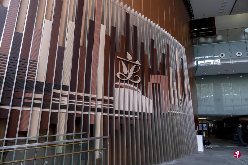 香港基本法附件二全文发布：立法会区议会席位取消，地方直选席位减少。（彭博社）
