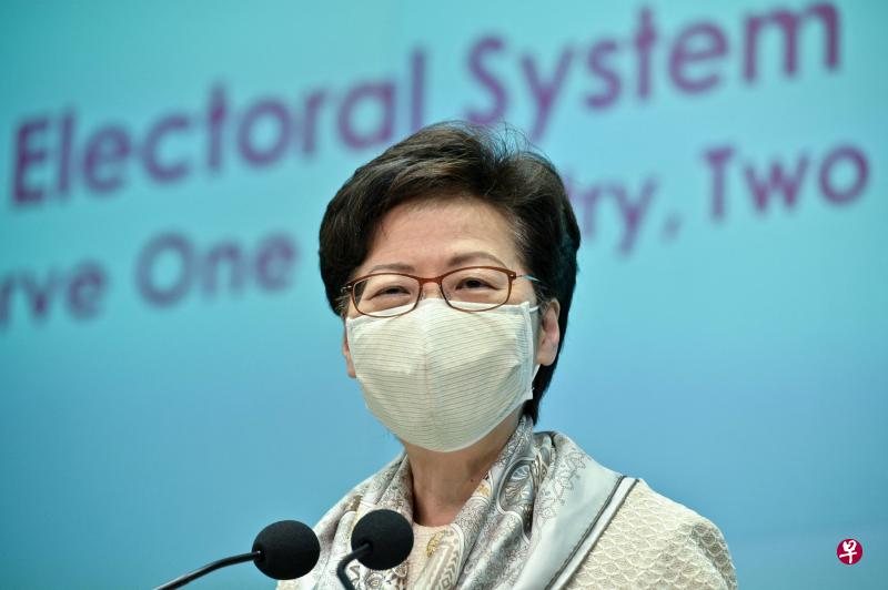 中国人大今天全票通过对香港《基本法》附件一的修改,行政长官的选举委员会人数从1200人增加至1500人。图为香港现任特首林郑月娥。(法新社) 中国人大今天全票通过对香港《基本法》附件一的修改,行政长官的选举委员会人数从1200人增加至1500人。图为香港现任特首林郑月娥。(法新社)