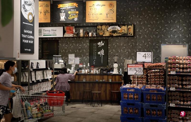 超市与咖啡馆二合一,这类复合式商店近年在本地越来越普遍。(档案照) 超市与咖啡馆二合一,这类复合式商店近年在本地越来越普遍。(档案照)