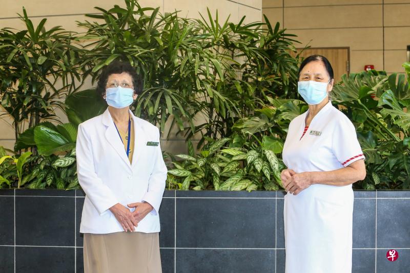 新加坡中央医院高级药房技术员冯玫瑰(左)以及手术加护病房护士陈桂卿分别在医院服务了58年和60年,见证了医院如何从简陋的设施慢慢发展成世界一流的医疗机构。(陈斌勤摄) 新加坡中央医院高级药房技术员冯玫瑰(左)以及手术加护病房护士陈桂卿分别在医院服务了58年和60年,见证了医院如何从简陋的设施慢慢发展成世界一流的医疗机构。(陈斌勤摄)