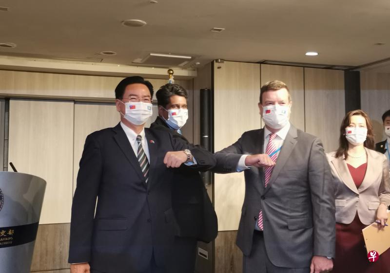 台湾外交部长吴钊燮(左起)、帕劳总统惠恕仁、美国驻帕劳大使亨尼西尼兰昨天互动热络,以碰肘代替握手。右为台湾外交部发言人欧江安。(温伟中摄) 台湾外交部长吴钊燮(左起)、帕劳总统惠恕仁、美国驻帕劳大使亨尼西尼兰昨天互动热络,以碰肘代替握手。右为台湾外交部发言人欧江安。(温伟中摄)