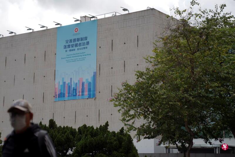 中国全国人大常委会今天全票通过新修订的香港《基本法》附件一及二。图为一名男子今天经过一处港府宣传香港选举制度改革的标语。(路透社) 中国全国人大常委会今天全票通过新修订的香港《基本法》附件一及二。图为一名男子今天经过一处港府宣传香港选举制度改革的标语。(路透社)