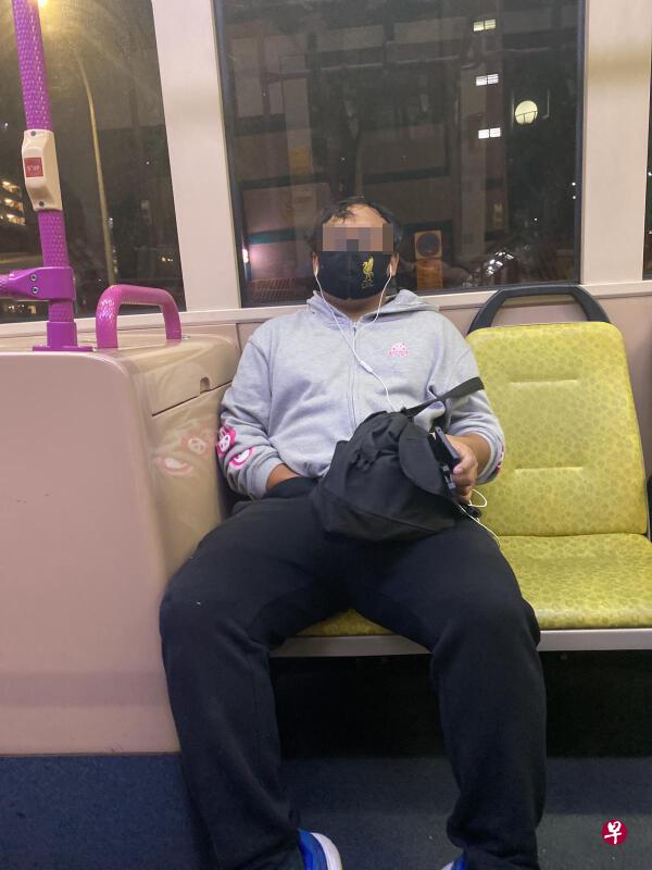 男子被指一手伸入裤裆,一手拿背包遮挡, 当众做出猥亵行为。(受访者提供) 男子被指一手伸入裤裆,一手拿背包遮挡, 当众做出猥亵行为。(受访者提供)