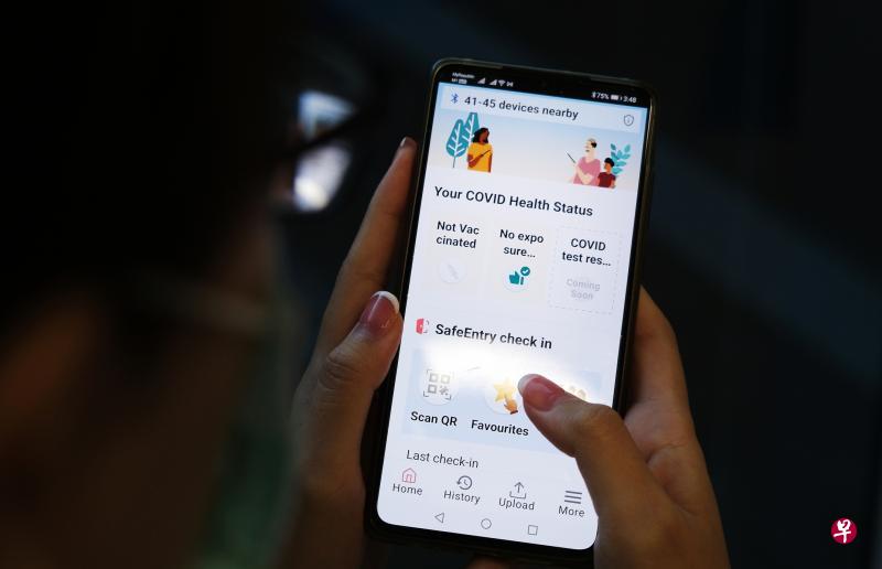 更新版的“合力追踪”应用除了能查看是否和确诊病患到过同个地点,还能显示用户的冠病检测结果,以及是否已接种疫苗。(曾坤顺摄) 更新版的“合力追踪”应用除了能查看是否和确诊病患到过同个地点,还能显示用户的冠病检测结果,以及是否已接种疫苗。(曾坤顺摄)