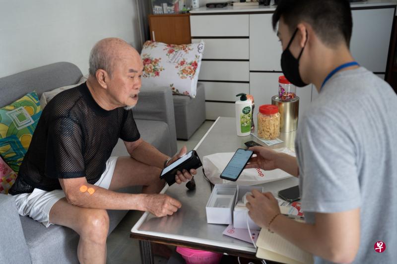 TriGen在疫情期间发起“通线联心”计划,让弱势年长者能以低价或免费获得智能手机,再由义工上门教导他们如何连接至网络以及与家人朋友WhatsApp视讯通话等。(TriGen提供) TriGen在疫情期间发起“通线联心”计划,让弱势年长者能以低价或免费获得智能手机,再由义工上门教导他们如何连接至网络以及与家人朋友WhatsApp视讯通话等。(TriGen提供)