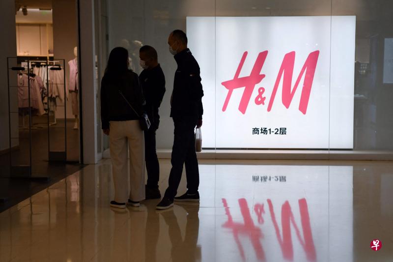 瑞典服装品牌H&M在一份声明中说,公司对中国市场的长期承诺“依然坚定”,公司希望做“负责任的采购者,不论在中国还是世界其他地方”。(法新社) 瑞典服装品牌H&M在一份声明中说,公司对中国市场的长期承诺“依然坚定”,公司希望做“负责任的采购者,不论在中国还是世界其他地方”。(法新社)