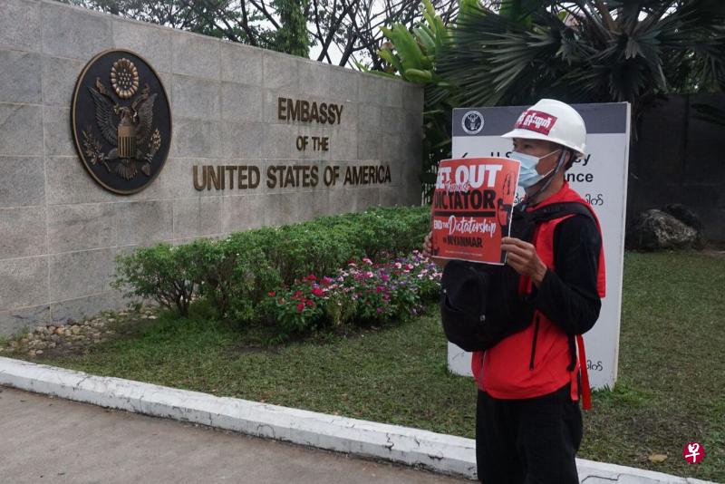 美国国务院下令美国驻缅甸大使馆的非关键人员及家属被离开缅甸。图为2月21日,一名缅甸反政变示威者在美国大使馆外举牌抗议军方独裁统治。(法新社) 美国国务院下令美国驻缅甸大使馆的非关键人员及家属被离开缅甸。图为2月21日,一名缅甸反政变示威者在美国大使馆外举牌抗议军方独裁统治。(法新社)