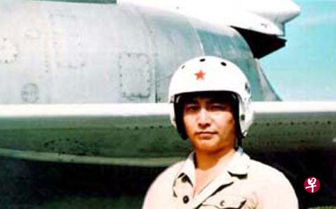 王伟在2001年4月1日驾机与美军机发生碰撞,中国战机坠毁,王伟跳伞后失踪,后确认已无生还可能。(微博) 王伟在2001年4月1日驾机与美军机发生碰撞,中国战机坠毁,王伟跳伞后失踪,后确认已无生还可能。(微博)