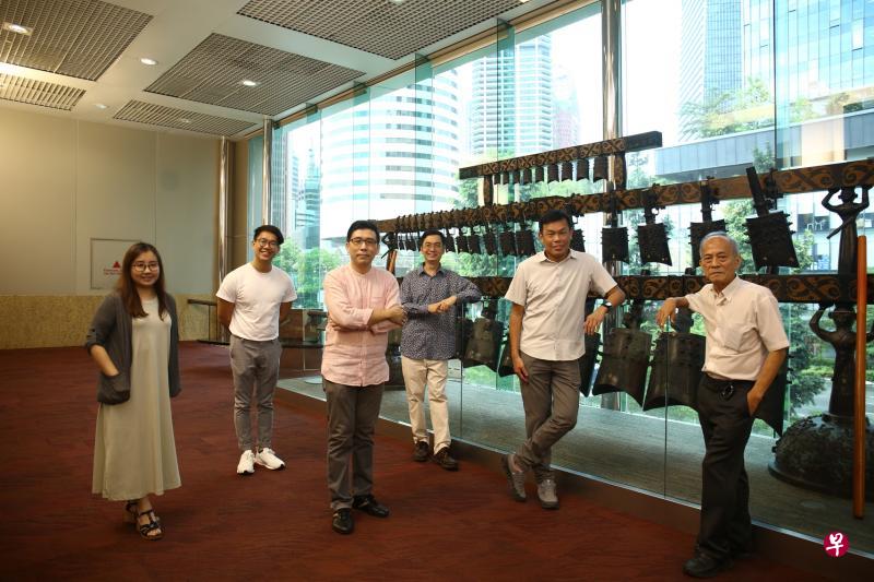 为了本地华乐事业的长远发展,新加坡华乐总会的理事们一致同意坚持举办华乐节。左起:林芬妮(经理)、黄德励(副财政)、林傅强(副秘书长)、王辰威(理事)、何伟山(副会长)、郑朝吉(会长)。(白艳琳摄) 为了本地华乐事业的长远发展,新加坡华乐总会的理事们一致同意坚持举办华乐节。左起:林芬妮(经理)、黄德励(副财政)、林傅强(副秘书长)、王辰威(理事)、何伟山(副会长)、郑朝吉(会长)。(白艳琳摄)