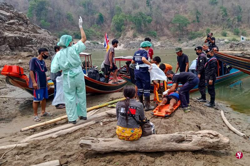 缅军上周空袭东部克伦邦后,一些缅甸民众随即乘船从缅甸与泰国交界的萨尔温江进入泰国北部的夜丰颂府。图为泰国军人周二在夜丰颂府湄三立村将一名受伤的缅甸难民放到担架上,并送往当地医院救治。(法新社) 缅军上周空袭东部克伦邦后,一些缅甸民众随即乘船从缅甸与泰国交界的萨尔温江进入泰国北部的夜丰颂府。图为泰国军人周二在夜丰颂府湄三立村将一名受伤的缅甸难民放到担架上,并送往当地医院救治。(法新社)