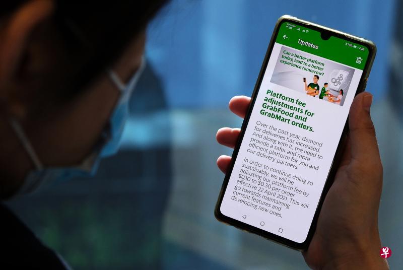 Grab将把调高后的平台费投资在三方面,其中包括提升安全卫生措施和无接触送餐服务,以保障送餐员和用户的健康,以及加强防诈骗措施,避免送餐员和用户遭受骚扰和恶作剧。(曾坤顺摄) Grab将把调高后的平台费投资在三方面,其中包括提升安全卫生措施和无接触送餐服务,以保障送餐员和用户的健康,以及加强防诈骗措施,避免送餐员和用户遭受骚扰和恶作剧。(曾坤顺摄)