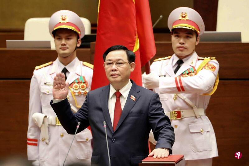 王廷惠昨天在越南国会上宣誓,正式出任越南第15届国会主席。(法新社) 王廷惠昨天在越南国会上宣誓,正式出任越南第15届国会主席。(法新社)