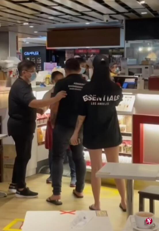 职员与公众也尝试劝架。(取自网络) 职员与公众也尝试劝架。(取自网络)