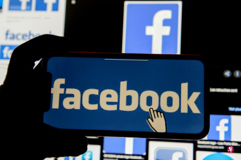 “有人调侃面簿(Facebook)应译为“非死不可”。面簿的口号如今沦落为“别因为自己的骄傲而不屑于去抄袭(Don’t be too proud to copy)”。”(路透社) “有人调侃面簿(Facebook)应译为“非死不可”。面簿的口号如今沦落为“别因为自己的骄傲而不屑于去抄袭(Don’t be too proud to copy)”。”(路透社)