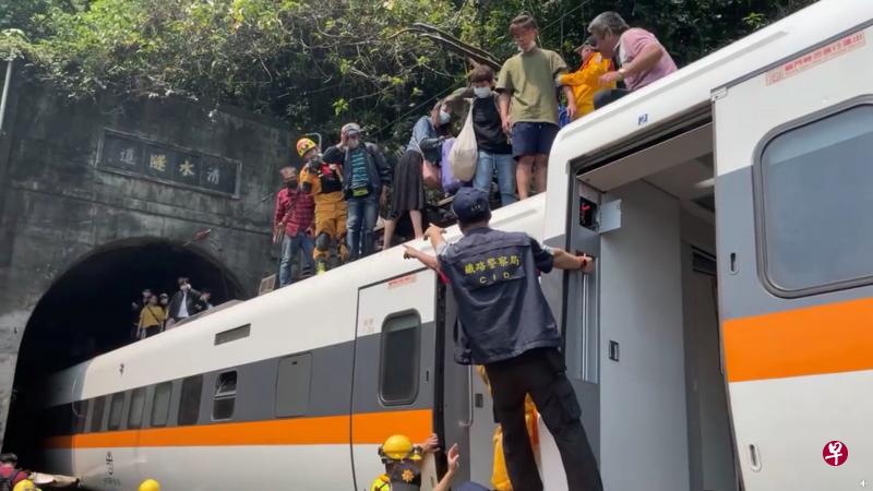 有台湾媒体综观台铁近40年严重交通事故,推断此次致命意外可能是史上伤亡最惨重的意外。(路透社) 有台湾媒体综观台铁近40年严重交通事故,推断此次致命意外可能是史上伤亡最惨重的意外。(路透社)