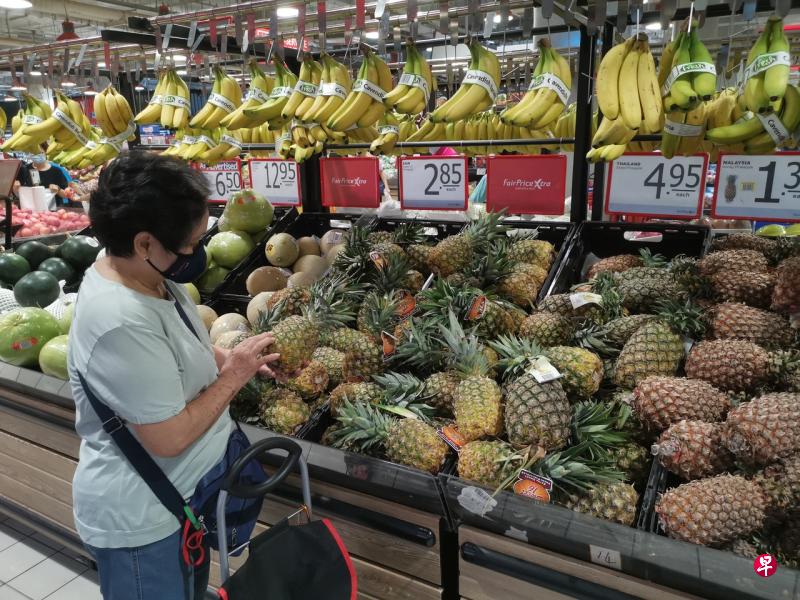 职总平价目前正在与供应商密切合作,审查和调查“黑心”凤梨事件。在此期间,已将产品下架。(陈渊庄摄) 职总平价目前正在与供应商密切合作,审查和调查“黑心”凤梨事件。在此期间,已将产品下架。(陈渊庄摄)