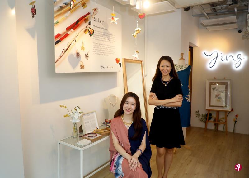 Ying the Label创办总监潘丽颖（坐者）与Risis总裁吴美琼（站者）协作，将剩余花布结合白鑞胡姬花吊坠变出潮首饰系列“Re: Loop”。（严宣融摄）