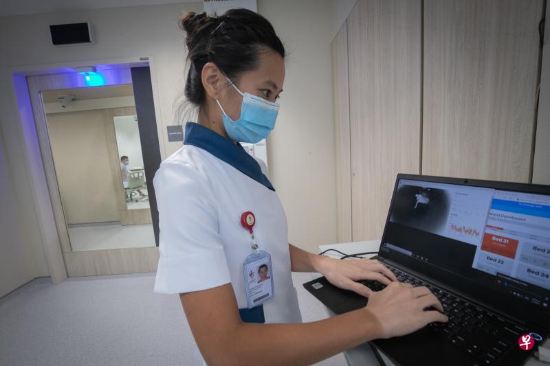 陈笃生医院高级护士陈淑婷在病房外用电脑工作,当病患要下床时,电脑荧幕会出现热图,警报发出声响,呼叫她去协助病患。(陈来福摄) 陈笃生医院高级护士陈淑婷在病房外用电脑工作,当病患要下床时,电脑荧幕会出现热图,警报发出声响,呼叫她去协助病患。(陈来福摄)
