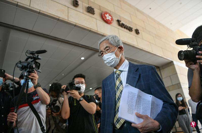 82岁的香港民主党创党主席李柱铭昨天被判罪成后获准保释,离开西九龙裁判法院。(中通社) 82岁的香港民主党创党主席李柱铭昨天被判罪成后获准保释,离开西九龙裁判法院。(中通社)