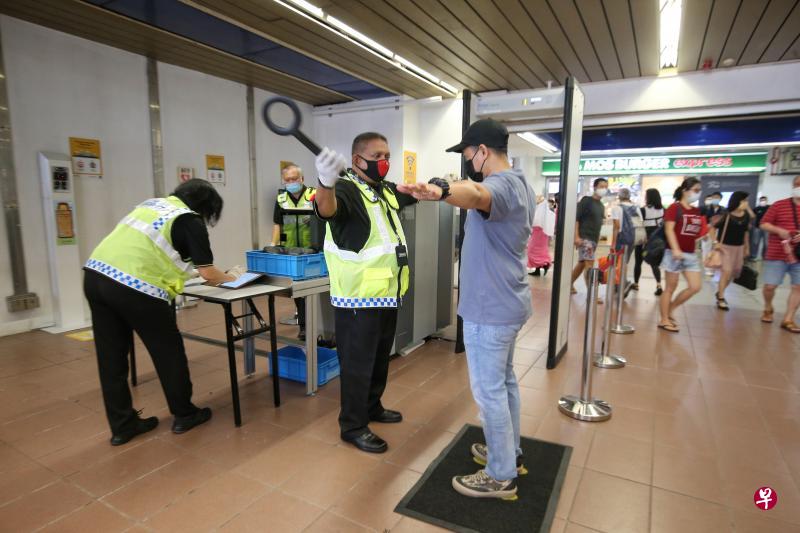 陆路交通管理局4月1日起在指定地铁站增设安检设备,以便及时发现潜在威胁。(唐家鸿摄) 陆路交通管理局4月1日起在指定地铁站增设安检设备,以便及时发现潜在威胁。(唐家鸿摄)