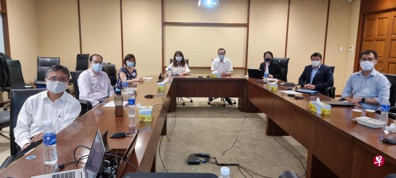 卫生部高级政务部长许宝琨医生星期三（31日）会见新加坡医药协会、人寿保险协会和医学专科学院的代表，讨论如何改进私人综合健保计划（IP）咨询团的设立与管理。（取自许宝琨面簿） 