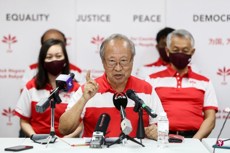 新加坡前进党原秘书长,新任党主席陈清木(中)。(陈渊庄摄) 新加坡前进党原秘书长,新任党主席陈清木(中)。(陈渊庄摄)