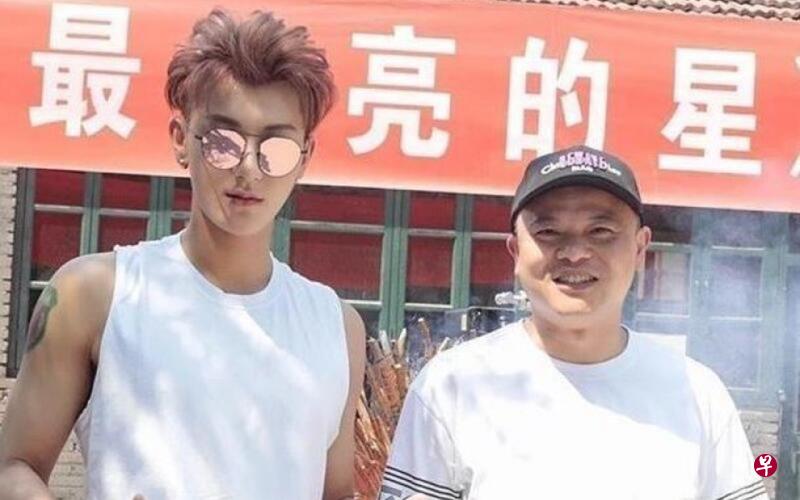 黄子韬(左)与父亲感情深厚。(互联网) 黄子韬(左)与父亲感情深厚。(互联网)